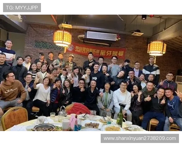 足球明星齐聚一堂欢庆盛典精彩合照记录难忘瞬间